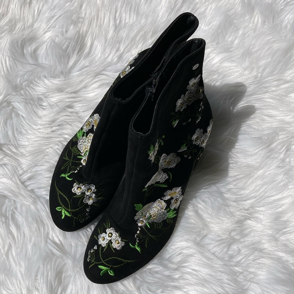 Random Embroidered Boots - Picture 2 of 5
